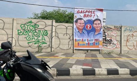 Spanduk Prabowo Subianto bertagline gemoy terpasang di berbagai sudut di Kota Depok, Kamis (30/11/2023).