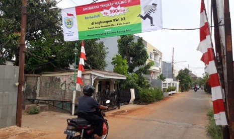 Spanduk sayembara menangkap maling berhadiah terbentang di Jalan Belimbing, Perumnas Depok I, Kelurahan Depok Jaya, Kecamatan Pancoran Mas, Kota Depok, Selasa (13/8). Spanduk itu bertuliskan, Sayembara Tangkap Maling !!!, Berhadiah Rp 500 Ribu di lingkungan RW 03, Kelurahan Depok Jaya, Pancoran Mas, Kota Depok. Syarat : Pencuri tertangkap bersama Barang Bukti.