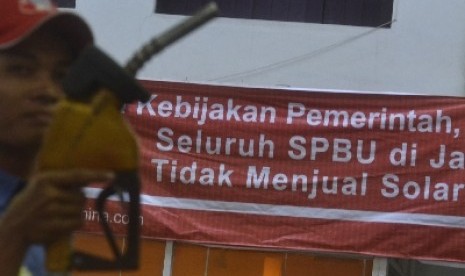   Spanduk sosialisasi penjualan solar dipasang di sebuah SPBU di Jakarta Pusat