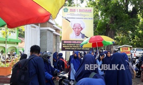 Spanduk-spanduk dukungan Maulana Syekh berada di sejumlah lokasi di Mataram, NTB, mulai dari sekolah-sekolah, pinggir jalan raya, hingga di depan pintu masuk Islamic Center NTB. 