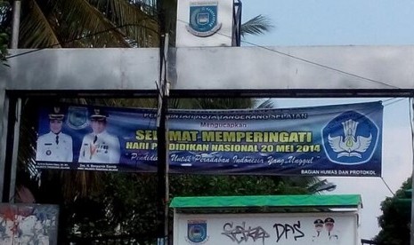 Spanduk ucapan Hari Pendidikan Nasional 20 Mei 2014 yang dibuat oleh Pemkot Tangsel, Banten