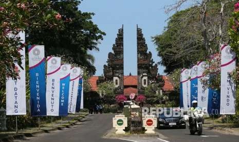 Spanduk ucapan selamat datang dalam beberapa bahasa bagi delegasi, peserta dan awak media yang hadir dalam Pertemuan Tahunan IMF-World Bank Group 2018 dipasang berjajar di salah satu sudut kawasan Nusa Dua, Bali, Senin (8/10).