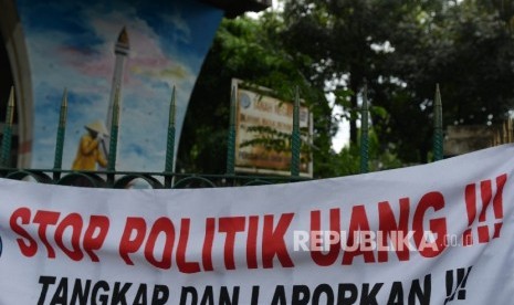  Spanduk yang berisikan seruan Stop Politik Uang terpasang di salah satu sudut Kota Jakarta Pusat, Ahad (15/1).