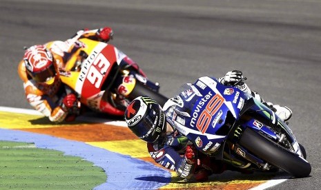 Spanish MotoGP rider Jorge Lorenzo (R) of the Movistar Yamaha team and his compatriot Marc Marquez (L) of the Repsol Honda Team in action during the Motorcycling Grand Prix of Valencia at the Ricardo Tomo circuit in Valencia, Spain, 08 November 2015