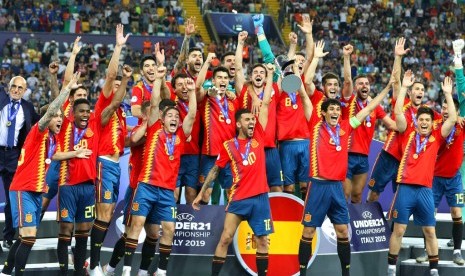 Spanyol merayakan gelar juara Piala Eropa U-21.