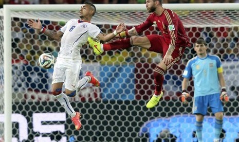 Spanyol Sergio Ramos (tengah) Chile Arturo Vidal (kiri) kiper Spanyol Iker Casillas (kanan) jam tangan selama Piala Dunia FIFA 2014 grup B pertandingan babak penyisihan antara Spanyol dan Chile di Estadio do Maracana di Rio de Janeiro ,Rabu (18/6).  (EPA /