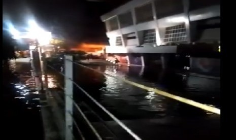 SPBU Shell terbakar meski dalam kondisi kebanjiran