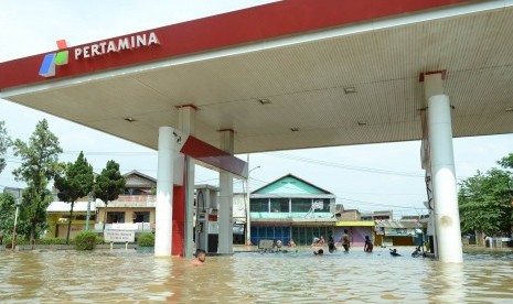 SPBU terendam banjir luapan Citarum di Baleendah, Kabupaten Bandung, Rabu (16/3).