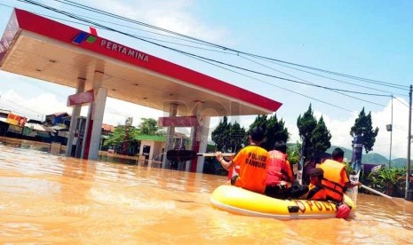   SPBU terendam oleh banjir di Baleendah, Kabupaten Bandung, Senin(3/3).  (foto: Septianjar Muharam)