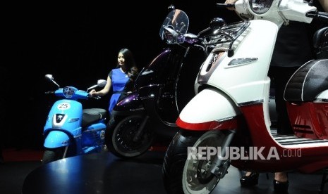  SPG berdiri saat menjaga stan pada pameran Indonesia Internasional Motor Show 2016 di JIEXPO, Jakarta (7/4).  (Republika/Tahta Aidilla) 