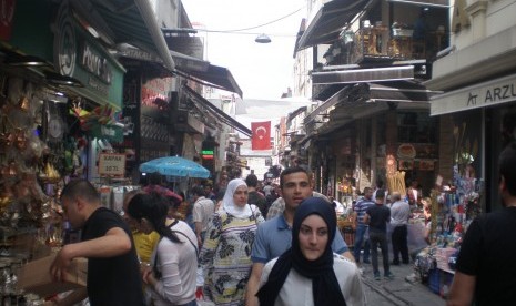 Spice Market terletak satu kompleks dengan Masjid Baru (New Mosque atau Yeni Camii) yang ada di tepi jalan besar Istanbul, Turki.