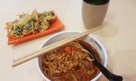 Spicy Chicken Udon dan Tempura Sayuran menjadi salah satu menu andalan Hanamaru Udon untuk pencinta makanan Jepang di Indonesia