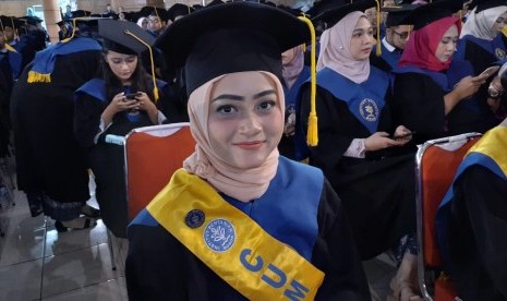 Spirlee Anesta Sanas menjadi lulusan terbaik di Fakultas Kedokteran Hewan (FKH) IPB University dengan indeks prestasi kumulatif (IPK) 3,78. 