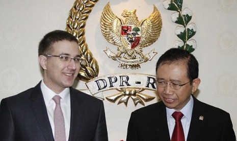 Speaker of Indonesian House of Representative, Marzuki Alie (right), welcomes his counterpart from Serbia, Nebosja Stefanovic, during his visit to parliamentary complex at Senayan, Jakarta, on March 18.