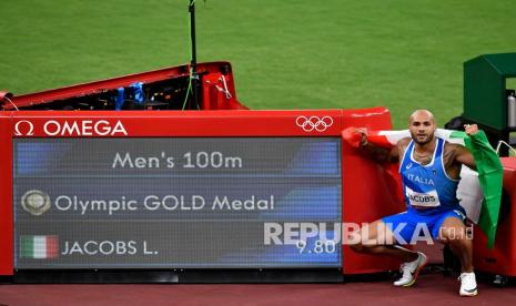 Sprinter Italia Lamont Marcel Jacobs berselebrasi saat menjuarai final 100 meter putra Olimpiade Tokyo 2020 di Stadion Olimpiade Tokyo, Jepang, Ahad (1/8/2021). Lamont Marcel Jacobs meraih medali emas setelah menjadi yang tercepat dengan catatan waktu 9,80 detik. 