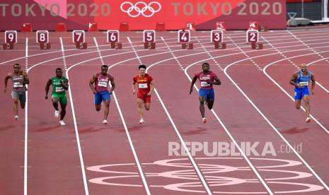 Sprinter Italia Lamont Marcel Jacobs (kanan) memacu langkahnya dalam final 100 meter putra Olimpiade Tokyo 2020 di Stadion Olimpiade Tokyo, Jepang, Ahad (1/8/2021). Lamont Marcel Jacobs meraih medali emas setelah menjadi yang tercepat dengan catatan waktu 9,80 detik. 