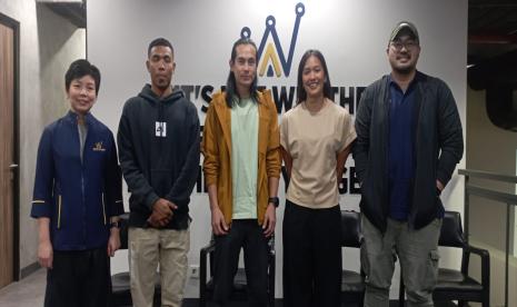 Sprinter Lalu Muhammad Zohri (kedua kiri), Rikas Harsa (tengah) dan Patricia Yosita Hapsari (kedua kanan) berfoto bersama di Royal Sport Performance Centre.