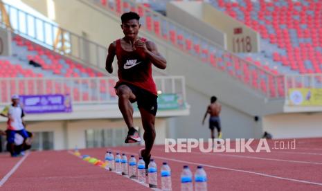 Sprinter Papua Saul Ramar berlatih menjelang Peparnas XVI Papua di Stadion Lukas Enembe, Jayapura, Papua, Rabu (3/11/2021). Kontingen Papua menargetkan atlet mereka di cabang atletik dapat mendulang medali emas. 