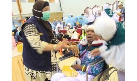 Sri Maryati, pergi haji bersama suami yang lumpuh total