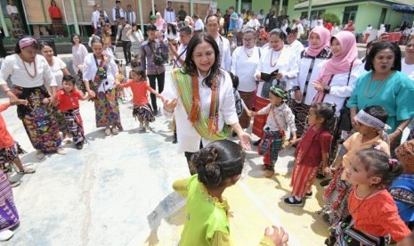 Sri Mega Darmi Sandjojo, Penasihat Dharma Wanita Persatuan sekaligus Pengurus Organisasi Aksi Solidaritas Era (OASE) Kabinet Kerja Bidang II mengunjungi PAUD Udayana dan mensosialisasikan upaya pencegahan stunting di Kota Soe, Kabupaten Timor Tengah Selatan, Nusa Tenggara Timur, Selasa (24/9).