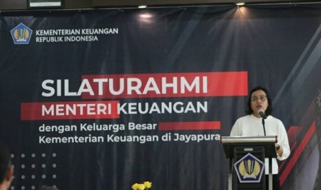  Sri Mulyani, beserta jajarannya dan juga Direktur Jenderal Bea Cukai, Heru Pambudi, melakukan kunjungan ke kota Jayapura pada Selasa, (10/9). 