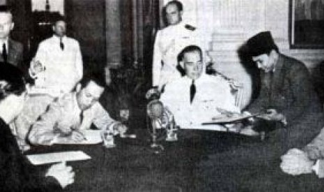 Sri Sultan Hamengku Buwono IX dan AHJ Lovink menandatangi dokumen dalam upacara Pengakuan Kedaulatan Indonesia di Istana Negara 27 Desember 1949.