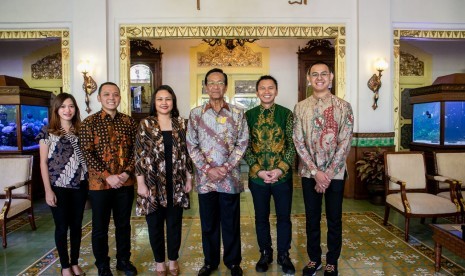 Sri Sultan Hamengku Buwono X (ketiga kiri) bersama perwakilan DBL Indonesia dan DBL Academy.