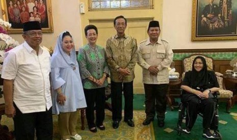 Sri Sultan Hamengku Buwono X ketika bertemu Prabowo di Yogyakarta, Senin (8/9).