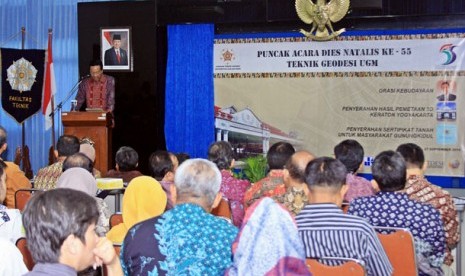 Sri Sultan Hamengkubuwono pada acara HUT ke-55 Jurusan Teknik Geodesi UGM