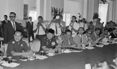 Sri Sultan HB IX (sebelah kiri Presiden Soekarno). 