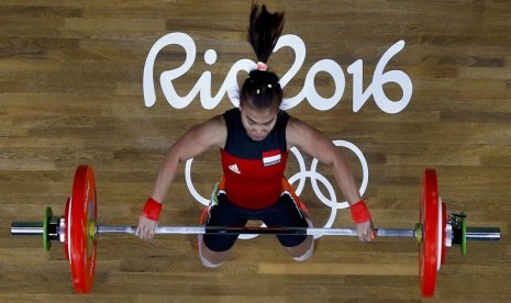 Sri Wahyuni beraksi saat memperebutkan medali cabang angkat besi kelas 48 kilogram di Riocentro, Rio de Janiero, Brasil, Ahad (7/8).  