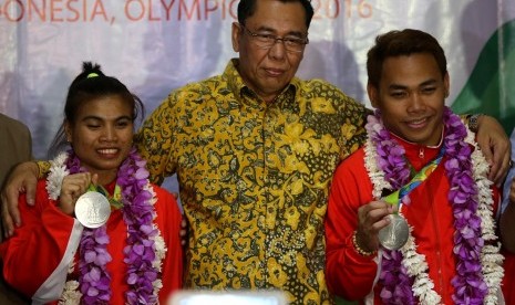 Sri Wahyuni (kiri) dan Eko Yuli Irawan (kanan) mengapit Plt Sesmenpora Sakhyan Asmara.