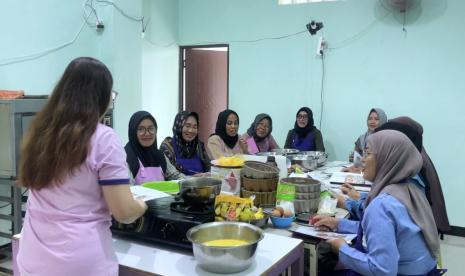 Srikandi PLN memberikan pelatihan pembuatan kue kepada perempuan rentan di sekitar GI Talang Kelapa, Kabupaten Banyuasin, Sumatra Selatan.