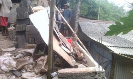 Sriyono saat merenovasi rumahnya di Srengseng Sawah, Jakarta Selatan