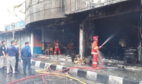 Ssbuah rumah makan di Jalan Ahmad Yani Kota Sukabumi kebakaran.