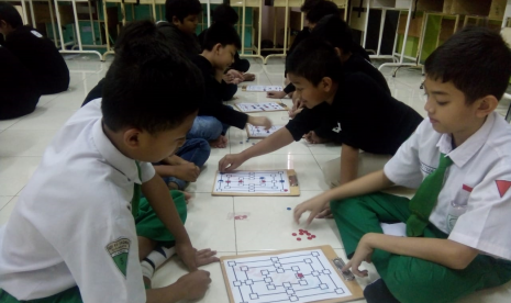 ST IT At-taqwa menggelar program Fun Math and Science (FMS) bekerja sama dengan Klinik Pendidikan MIPA (KPM) Cabang 1 Surabaya, Kamis (31/1). 