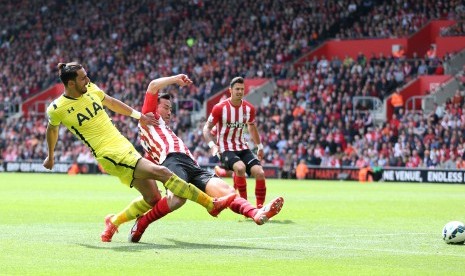 St Mary's Stadium - 25/4/15 Tottenham's Nacer Chadli scores their second goal 