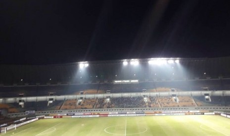 Stadion GBLA terlihat sepi jelang laga Liga 1, Persib Bandung lawan Persiba Balikpapan, Ahad (11/6) malam.