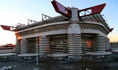 Stadion San Siro atau Giuseppe Meazza.