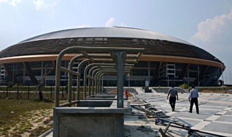 STADION UTAMA RIAU. Suasana pembangunan Stadion Utama Riau, di Panam, Pekanbaru, Senin (25/6) yang saat ini terhenti proses pengerjaannya dua pekan jelang pelaksanaan babak kualifikasi Piala Asia U-22.