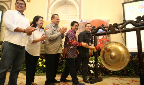 Staf Ahli Bidang Ekonomi Kreatif Kemenpora, Jonni Mardizal secara resmi membuka kegiatan forum tematik kehumasan di Menara Peninsula Hotel, Jakarta, Selasa (8/10).