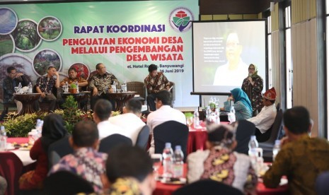 Staf Ahli Bidang Pengembangan Ekonomi Lokal Kemendes PDTT Ekatmawati membuka Rapat Koordinasi Penguatan Ekonomi Desa Melalui Pengembangan Desa Wisata di Banyuwangi, Rabu (26/6).