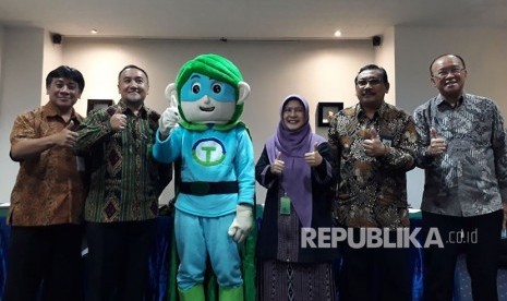 Staf Ahli KLHK Bidang Industri dan Perdagangan Laksmi Dhewanti (tengah) berfoto dengan maskot Tejo untuk menarik generasi muda menjalankan pola konsumsi dan produksi yang bertanggungjawab.