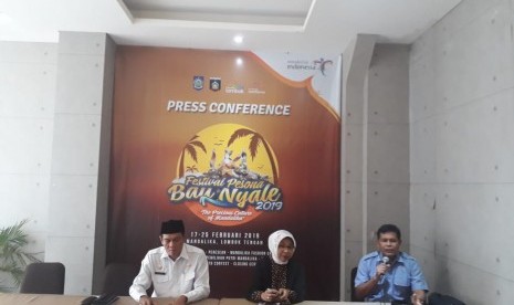 Staf Ahli Menteri Bidang Multikultural Kemenpar Esty Reko Astuty (tengah), Sekretaris Daerah Lombok Tengah Nursiah (kiri), dan Kepala Dinas Pariwisata NTB Lalu Muhammad Faozal (kanan), saat jumpa pers persiapan Festival Pesona Bau Nyale 2019 di Hotel DMax, Lombok Tengah, NTB, Rabu (23/1).