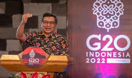 Staf Ahli Menteri ESDM bidang Perencanaan Strategis sekaligus sebagai Chair Energy Transitions Working Group (ETWG) G20 Indonesia, Yudo Dwinanda Priaadi memberikan pemaparan saat menjadi narasumber dalam sosialisasi Presidensi G20 Indonesia di Semarang, Jawa Tengah, Jumat (22/4/2022). Sosialisasi Presidensi G20 Indonesia yang diselenggarakan Kementerian Luar Negeri itu dihadiri masyarakat dan mahasiswa dengan mengangkat tema sektor prioritas transisi energi sebagai upaya memberikan pemahaman serta mengoptimalkan pelaksanaan Presidensi G20 di Indonesia.