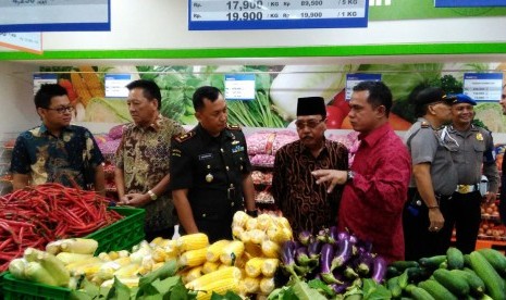 Staf ahli Pemkot Mataram Ijab Arwadi (peci hitam), Director of Wholesale Operations// PT MPPA Emi Nuel, saat pembukaan  gerai SmartCllub di Kota Mataram, Kamis (15/12)