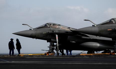  Staf berdiri di dek di samping jet tempur Rafale di kapal induk Prancis Charles de Gaulle di laut, di lepas pantai kota Hyeres, Prancis, 23 Januari 2020. Iran menuding Prancis telah menggoyahkan stabilitas kawasan negara-negara Teluk melalui penjualan senjata.. 