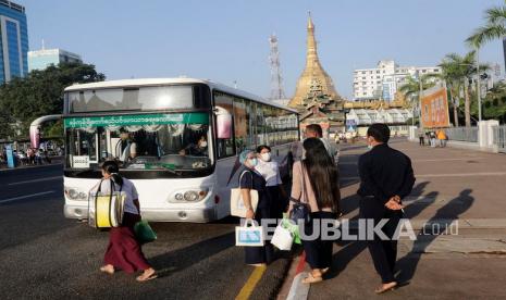  Staf dari Komite Pembangunan Kota Yangon bersiap untuk pulang setelah markas mereka di Balai Kota Yangon diambil alih oleh militer Myanmar di Yangon, Myanmar,  Senin (1/2/2021). Menurut laporan media, anggota senior Liga Nasional untuk Demokrasi , termasuk pemimpin Aung San Suu Kyi, ditahan oleh militer