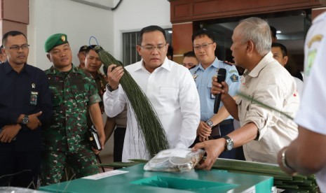 Staf Khusus Bupati Muba Bidang Pengentasan Kemiskinan, Prof Hary Agus Wibowo menjelaskan penggunaan alat pemisah daun sawit dari lidinya.