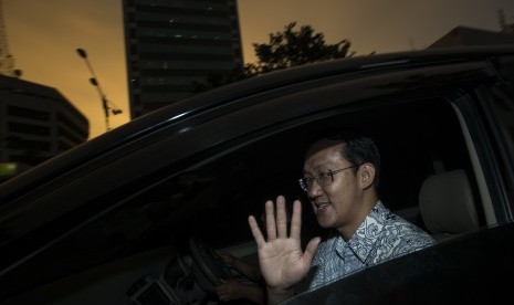 Staf Khusus Gubernur DKI Jakarta, Basuki Tjahaja Purnama (Ahok), Sunny Tanuwidjaja melambaikan tangan usai diperiksa penyidik KPK, Jakarta, Rabu (13/4).